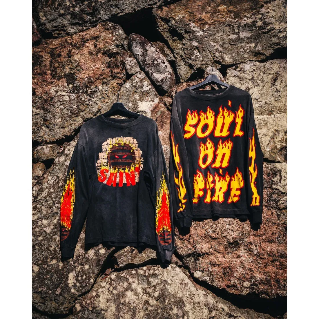 SAINT Mxxxxxx LS TEE/SOUL ON FIRE/BLK Soul flame/flame long sleeves, washed black S-XL, look for cylindrical fabrics with no side seams, don’t buy open ones anymore, boring Assute ready-made garments dyed, sprayed the whole thing with horse-hair spray, and then sprayed again to fade the color, the collar and cuffs are frayed, many places are torn, super large printing position, very difficult to print, complete accessories, with little angel anti-counterfeiting label